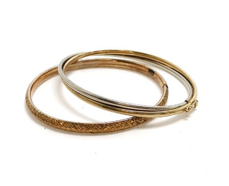 2 x 9ct hallmarked gold bangles (the white / yellow gold bangle has a small dent) - total weight 11.5g - SOLD ON BEHALF OF TH