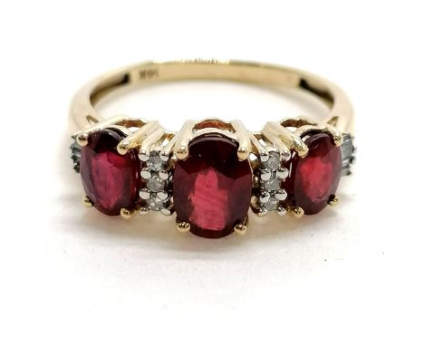 14ct marked gold red stone (3) &amp; diamond (14 inc 8 baguettes) ring - size P &amp; 2.6g total weight 