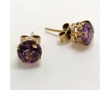 9ct marked gold pair of amethyst earrings - approx 7mm in diameter &amp; 1.6g total weight 