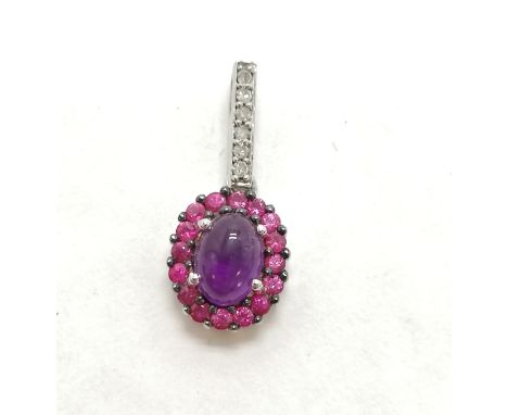 9ct marked white gold pendant set with cabochon amethyst &amp; red and white stones - 2cm drop &amp; 1.4g total weight 