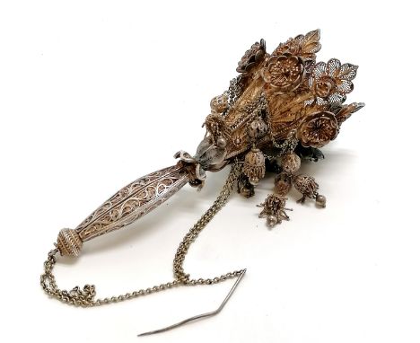 Large elaborate unmarked silver filigree posy / nosegay holder with trails / drops - 15cm Condition reportNo obvious damage -