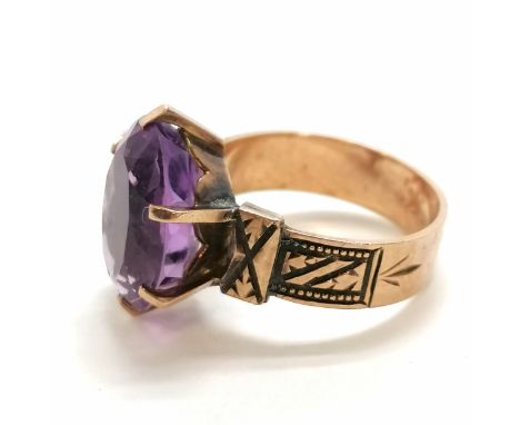 Antique unmarked gold amethyst ring with engraved decoration to shoulders - size L &amp; 4.2g total weight 