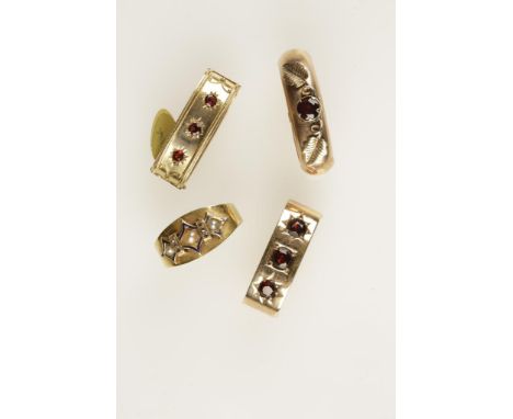 A 15CT YELLOW GOLD SCARF CLIP, hinged , the top section set within engraved stars and a square with three graduated round-cut