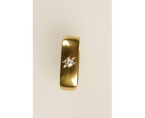 A 15CT YELLOW GOLD SCARF CLIP, hinged, the top section set within an engraved star with a round-cut diamond, c.0.2cts, the bo
