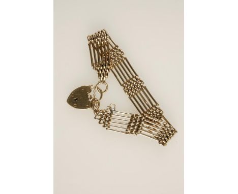A 9CT YELLOW GOLD GATE LINK BRACELET, the heart-shaped padlock clasp hallmarked with safety chain (c.16.3gms)