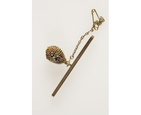 A 9CT YELLOW GOLD BAR BROOCH with engine-turned decoration, suspending a rope-twist beehive mounted with a gem-set flower and