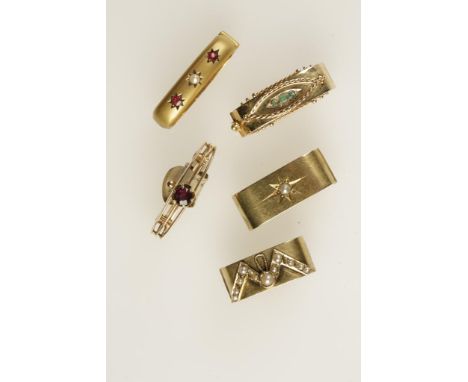 A 15CT YELLOW GOLD SCARF CLIP, hinged and the top section set within an engraved star with a pearl, a 9ct bloomed gold scarf 