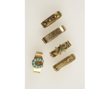 AN UNMARKED YELLOW METAL SCARF CLIP inset to the top hinged section with a turquoise cabochon horseshoe, a coral and seed pea