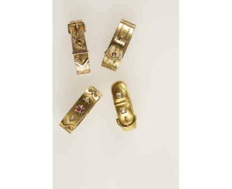 A 15CT YELLOW GOLD SCARF CLIP, hinged, with a bloomed gold finish overall, the top section modelled as a belt and inset withi