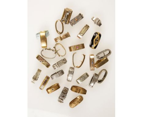 A LARGE QUANTITY OF SILVER, GOLD AND YELLOW METAL SCARF CLIPS including a blue stone and pearl 9ct gold example, and a yellow