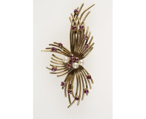 AN 18CT YELLOW GOLD RUBY AND PEARL BROOCH, formed as a stylised openwork feather, individually claw-set overall with 17 gradu