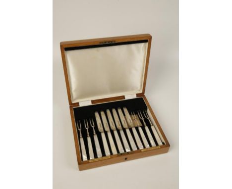 AN EDWARDIAN SET OF MOTHER OF PEARL HANDLED FRUIT EATERS with silver blades, for six place settings, by the Goldsmiths & Silv