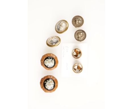 A PAIR OF REVERSE INTAGLIO CUFFLINKS depicting horses heads and set within plated gold borders, a pair of glass reverse intag