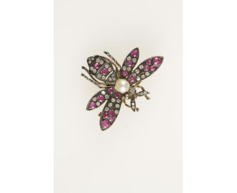 A MODERN DIAMOND AND RUBY BUTTERFLY BROOCH, set with a cultured pearl to the centre in unmarked yellow metal, 31mm wide