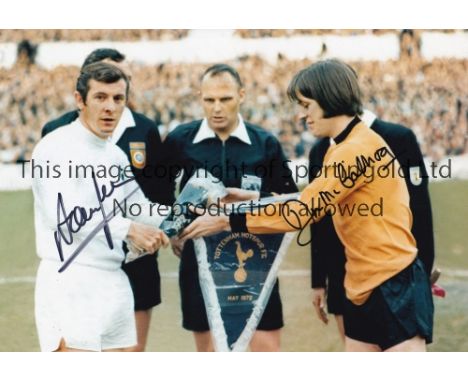TOTTENHAM V WOLVES Colour 12 x 8 Photo of captains Alan Mullery and Jim McCalliog exchanging pennants prior to the 1972 UEFA 