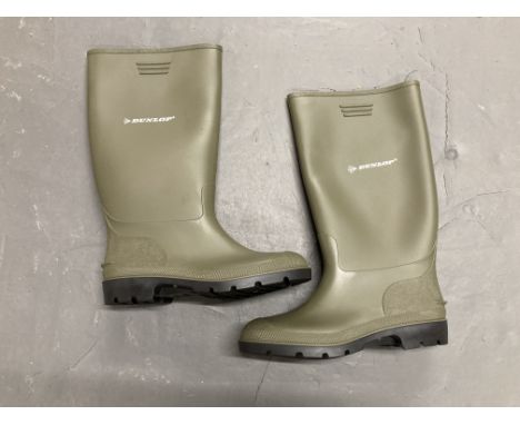 A pair of Dunlop wellington boots, size 8 