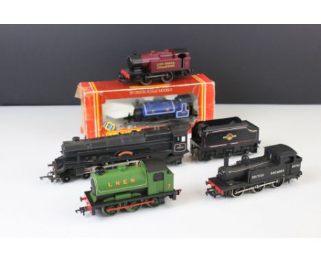 Five OO gauge locomotives to include boxed Hornby R057 Caledonian 0-4-0 Loco Saddle Tank (poor box), Bachmann LNER 0-6-0, Mai