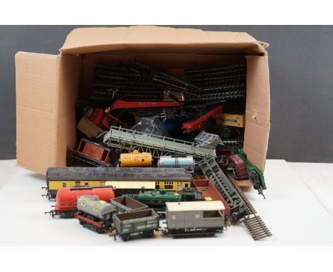 Group of OO gauge model railway to include 23 x items of rolling stock including Triang, Hornby, Grafar etc, Hornby 0-6-0 GWR