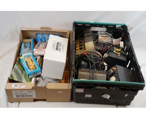 Quantity of OO gauge model railway to include 4 x boxed Life Like items of rolling stock, various controllers and track 
