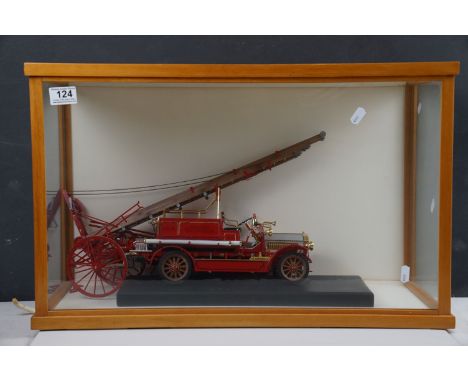 A cased kit built model of a L.C.C. London fire brigade fire engine, case measures approx 63 x 39 x 25cm. 