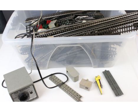 Quantity of OO gauge model railway track plus small accessory parts 