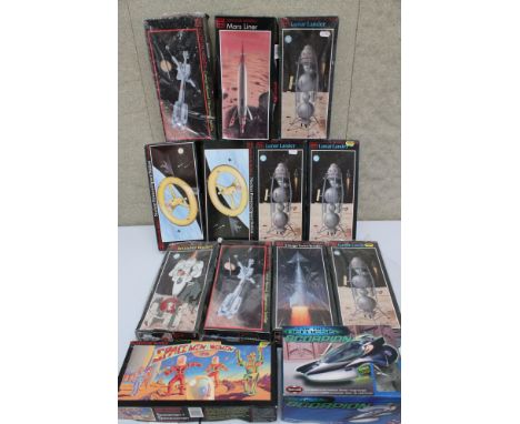 12 x Boxed unbuilt Glencoe plastic models to include 4 x 1:96 Lunar Landers, 1:72 Retriever Rocket, 2 x 1:200 Convair Satelli