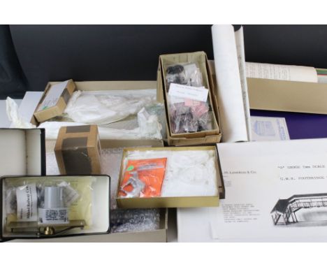 Quantity of O gauge / 7mm scale white metal and brass model railway accessories to include Duncan models Island Platform Shel