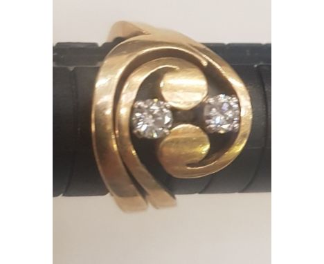 An 18ct gold interlocking ring set, size K, combined weight of both rings 7.2g. 