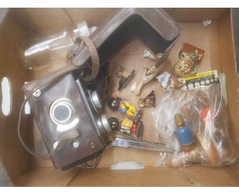 A mixed collection of items to include cased vintage Delvonta box camera with extra lenses, Wade Whimsies, Robertson's Golly 
