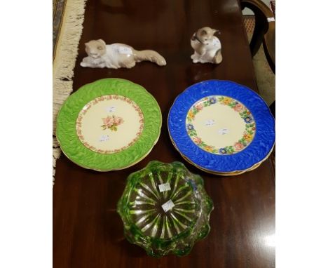 A PAIR OF SPANISH PORCELAIN CAT FIGURINES, by Nao; a green flashed reeded glass bowl; and four J & G Meakin porcelain plates.