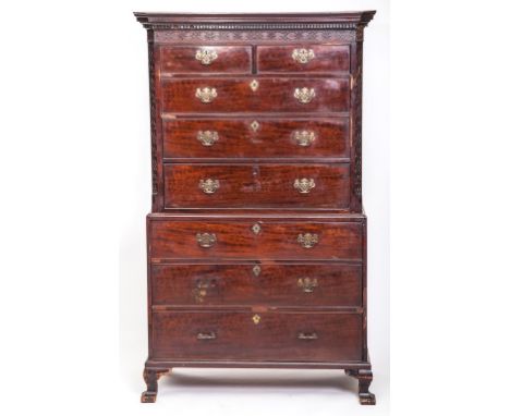 A GOOD GEORGE III PERIOD MAHOGANY CHEST ON CHEST. Dentil moulded cornice above a blind fret frieze. Three long and two short 