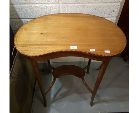 AN EDWARDIAN INLAID KIDNEY-SHAPED SATINWOOD OCCASIONAL TABLE, with lower conforming stretcher shelf. Raised on square taperin