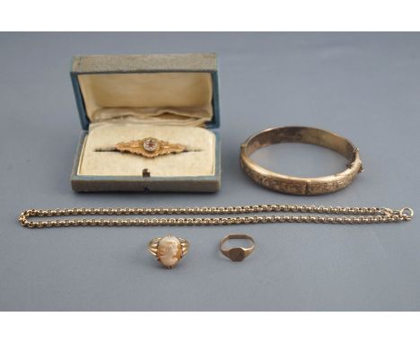 A collection of jewellery to include: A stamped 9ct bar brooch; A hallmarked 9ct gold signet ring; A yellow metal cameo ring;