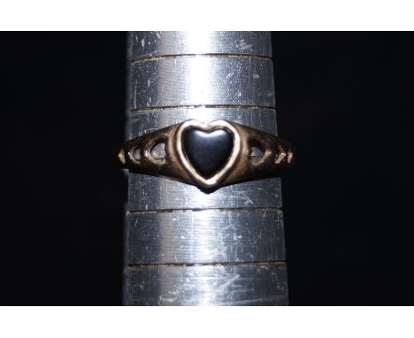 9ct Gold ring set with black heart shaped stone Size K