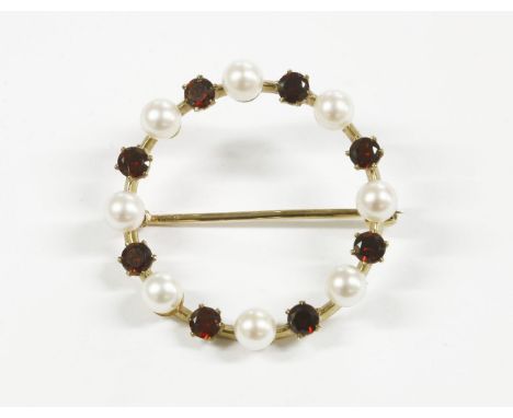 A 9ct gold garnet and cultured pearl circular brooch, eight round cut garnets between eight peg set cultured pearls3.88g