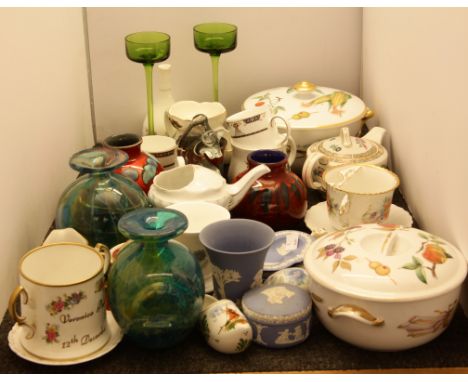 A collection of ceramics and glassware, to include delphin Poole pottery, Wedgwood vases, jasperware trinkets and dishes, Mdi