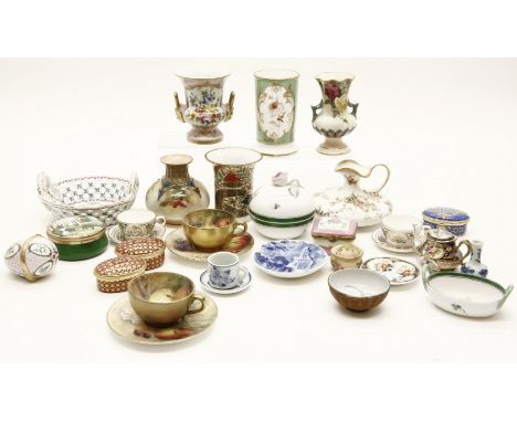 A small quantity of various decorative ceramics, to include a Chamberlains Worcester small vase, a pair of Worcester miniatur