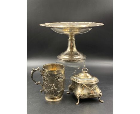 A SILVER HALLMARKED TAZZA DATED 1919 BIRMINGHAM FOR GORHAM MANUFACTURING Co. TOGETHER WITH A SILVER HALLMARKED CADDY DATED 19