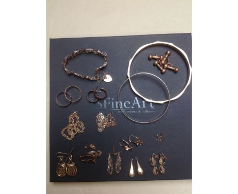 A QUANTITY OF VARIOUS GOLD JEWELLERY ETC TO INCLUDE A 9ct GOLD VICTORIAN SLAVE BANGLE, 15ct GOLD CUFFLINKS, A 585 STAMPED WED