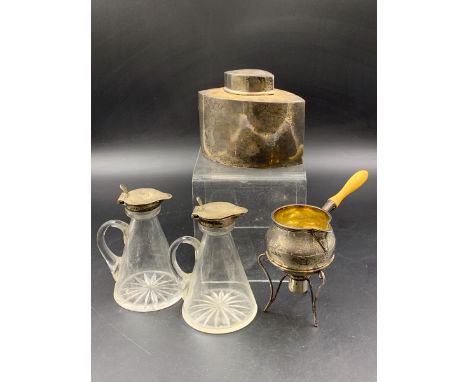 A PAIR OF SILVER  AND GLASS HALLMARKED WHISKEY TOTS DATED 1947 BIRMINGHAM FOR HUKIN &amp; HEATH LTD, CREST ENGRAVED TO THE CO