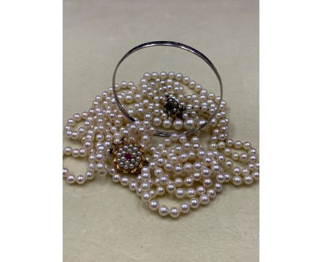 A TWO ROW GRADUATED CULTURED PEARL CHOKER FITTED WITH A 9ct GOLD PEARL AND GEMSET CLASP TOGETHER WITH AN ADDITIONAL THREE ROW