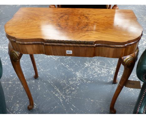 A GEO.I.STYLE WALNUT FOLD OVER CARD TABLE ON LONG DECORATED CABRIOLE LEGS WITH CLUB FEET.   85 x 88cms (EXTENDED)  (CLOSED)  