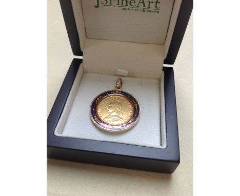 A VICTORIAN  22ct FULL SOVEREIGN COIN DATED 1892, MOUNTED IN A 9ct GOLD ENAMEL PENDANT CASE, GROSS WEIGHT 12.3grms.  