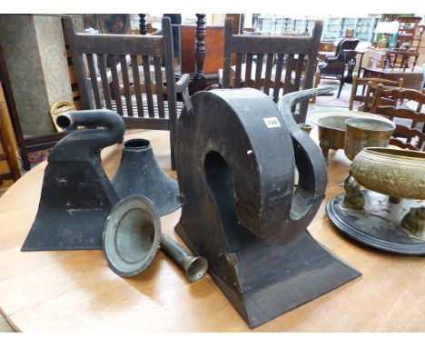 A GROUP OF VARIOUS VINTAGE GRAMOPHONE HORNS.