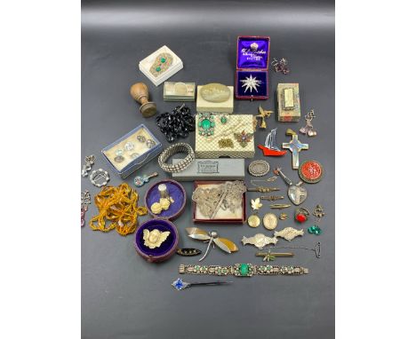 THE CONTENTS OF A VINTAGE JEWELLERY BOX TO INCLUDE A VARIETY OF GOLD, SILVER  AND COSTUME PIECES. 