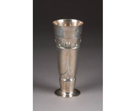 FLORALER JUGENDSTIL-POKAL Deutsch, Köln, Orivit AG, um 1900/1910 Silber, mit relifiert gearbeitetem Floraldekor. H. 24,5 cm, 