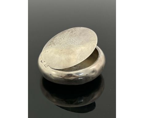 A George V silver push side snuff box, Stokes and Ireland, Chester 1922, circular form with inset hinged lid, gilt interior, 