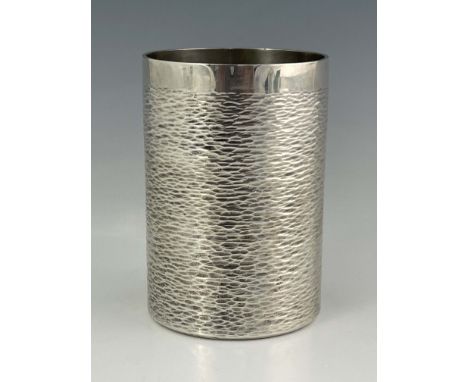 An Elizabeth II silver beaker, Stuart Devlin, London 1977, cylinder shape bark finish, 10cm high, 7.49 ozt