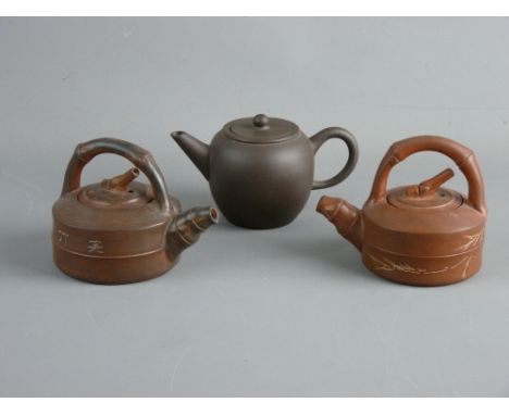 THREE CHINESE YIXING TERRACOTTA STYLE TEAPOTS to include an undecorated globular example with inset lid and ball knop, bearin