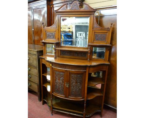 AN EDWARDIAN MAHOGANY MIRRORBACK DISPLAY SIDEBOARD having an upper three section mirror with swan neck pediment, side spandre